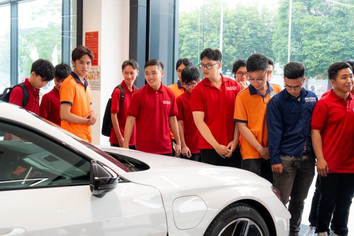 [Video] Giờ học giá trị của sinh viên ngành Công nghệ kỹ thuật ô tô, Công nghệ ô tô điện HUTECH tại showroom Audi lớn nhất Việt Nam 93