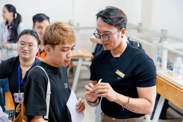 [Ảnh] Ai phát âm chuẩn hơn? Sinh viên Khoa Tiếng Anh sôi nổi chinh phục thử thách ngôn ngữ 65
