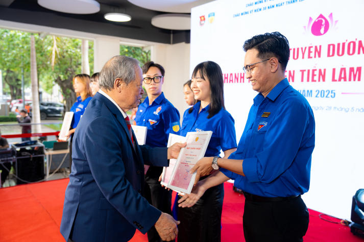 HUTECH kết nạp 12 Đảng viên mới và vinh danh 67 gương “Thanh niên tiên tiến làm theo lời Bác” 256