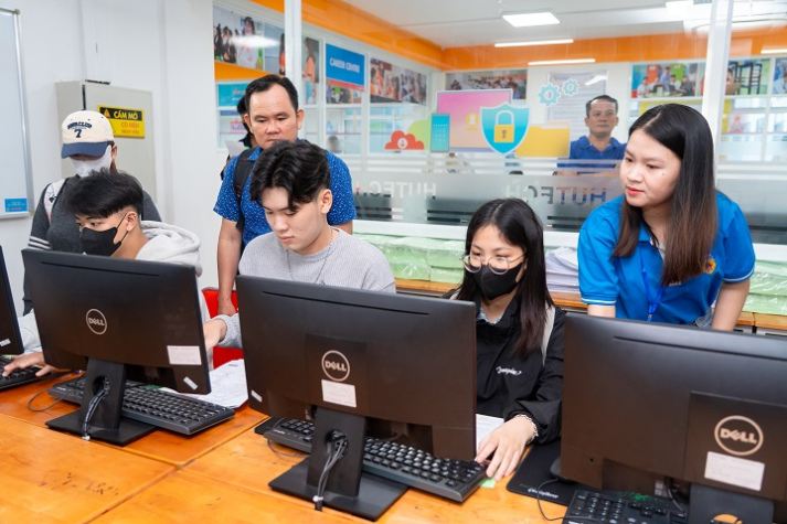 Từ lời khuyên của anh chị đi trước, tân sinh viên mạnh dạn chọn HUTECH cho hành trình đại học 40