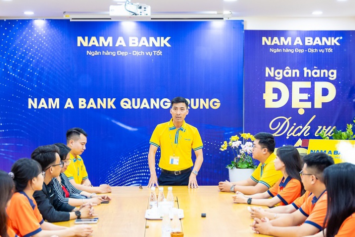 Sinh viên Khoa Tài chính - Thương mại HUTECH tìm hiểu dịch vụ ngân hàng số tại Ngân hàng Nam Á Bank