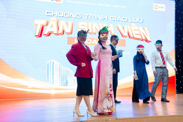 [Ảnh] Chương trình giao lưu “siêu nhiệt” của sinh viên Khoa Quản trị Du lịch - Nhà hàng - Khách sạn 75