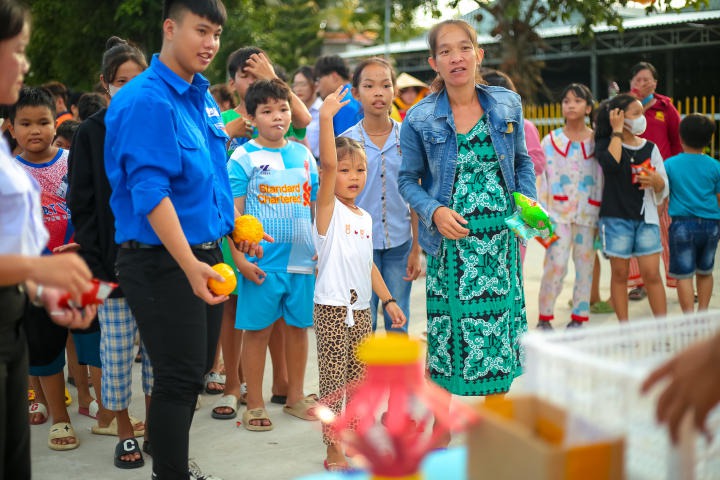 Khoa Marketing - Kinh doanh quốc tế HUTECH tổ chức Trung thu ý nghĩa cho các em nhỏ Chùa Thuận Hóa (Cần Thơ) 82