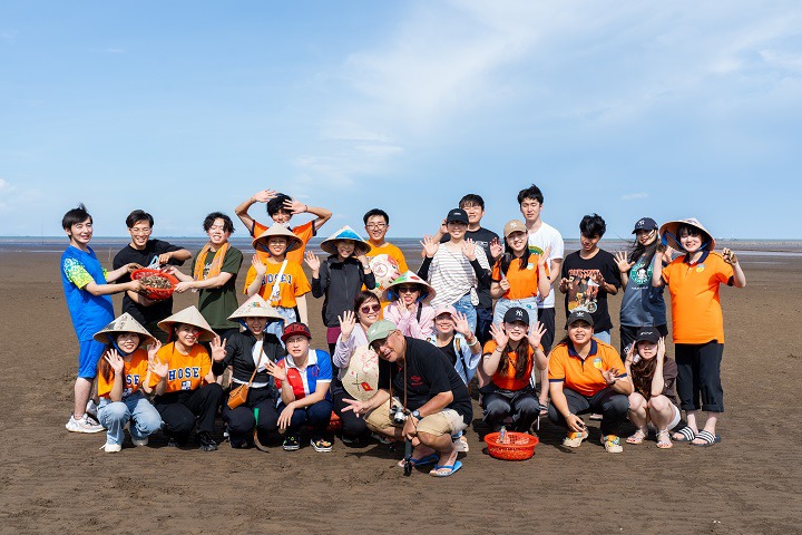 Sinh viên Khoa Nhật Bản học HUTECH và sinh viên ĐH Hosei (Nhật Bản) thích thú khám phá văn hóa miền Tây Nam Bộ 104