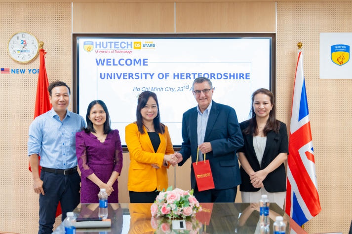 Viện Đào tạo Quốc tế HUTECH đón tiếp và làm việc với đại diện University of Hertfordshire 97