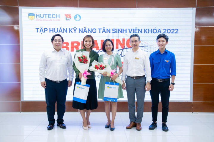 TS. Nguyễn Xuân Hoàng Việt và ThS. Nguyễn Gia Huy tặng hoa cho 02 diễn giả tại chương trình