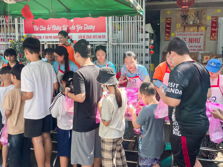 Sinh viên Khoa Điều dưỡng - Kỹ thuật y học trao yêu thương, lan tỏa trách nhiệm đến cộng đồng 29