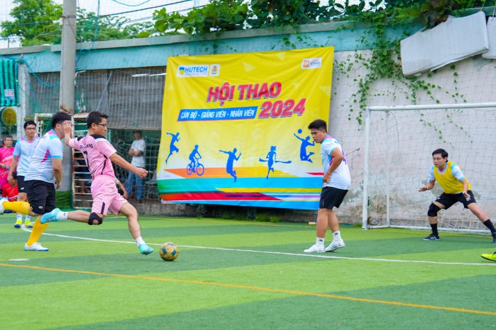 [Hội thao CB-GV-NV HUTECH 2024] Bóng đá nam khởi tranh sôi động, nhiều bất ngờ 33