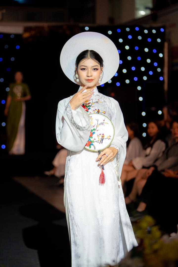 Sinh viên khoa Du lịch - Nhà hàng - Khách sạn tổ chức đêm diễn thời trang “Lụa Fashion  Show, Ngàn năm Lụa Việt” 91