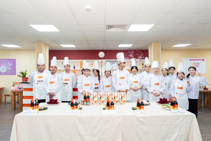 Bếp trưởng 5 sao đứng lớp, sinh viên Quản trị nhà hàng học nghề từ căn bếp thật 42