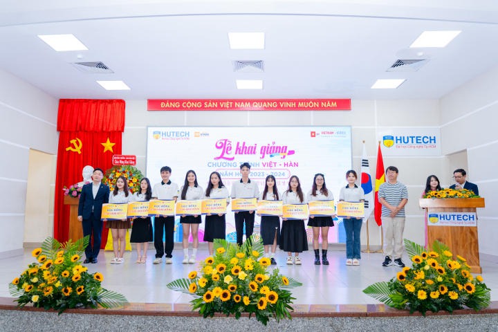[Video] Viện Công nghệ Việt - Hàn HUTECH tổ chức lễ khai giảng, chính thức khởi động năm học mới 145