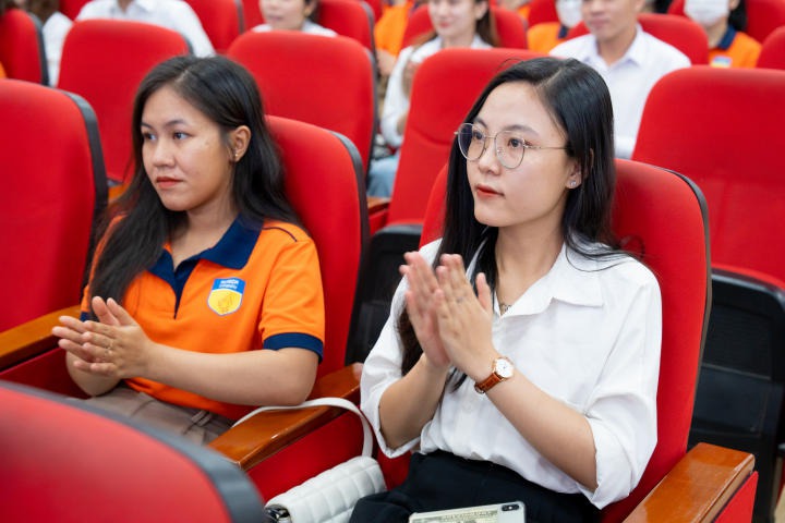 Khoa Luật tuyên dương sinh viên tiêu biểu có thành tích cao trong học tập và rèn luyện HK1 năm 2022 - 2023 119
