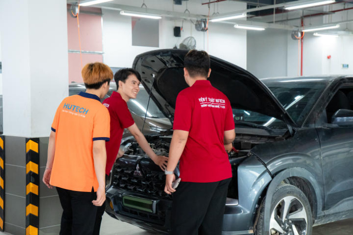 Sinh viên Viện Kỹ thuật "chạm" thực tế ngành tại Công ty Thương mại Dịch vụ Ô tô Thủ Đức 55