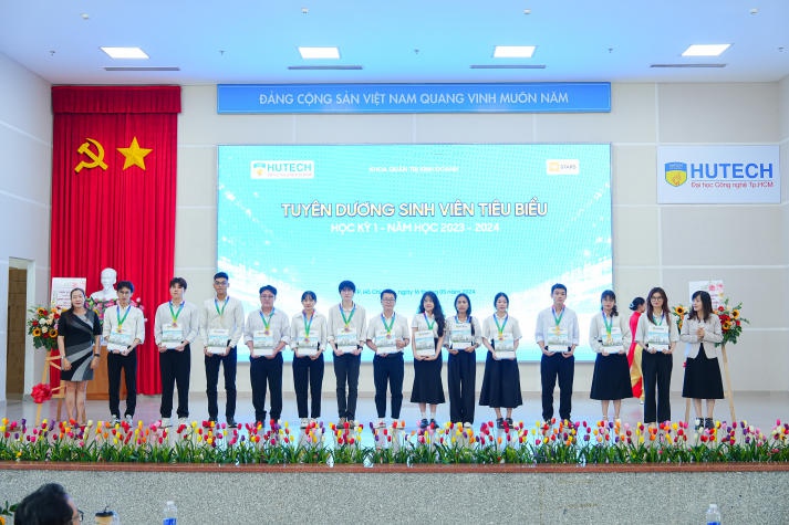 Gần 600 sinh viên tiêu biểu Học kỳ I năm học 2023-2024 của Khoa Quản trị kinh doanh được tuyên dương 86