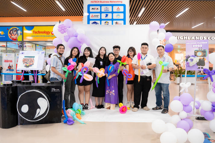 Sinh viên Khoa Quản trị kinh doanh giành giải Quán quân HUTECH Photo Contest “Beloved Teacher 2025”
