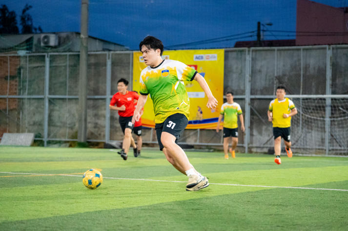 [Hội thao CB-GV-NV HUTECH 2025]: Bóng đá nam ra quân, kịch tính ngay loạt trận mở màn 38