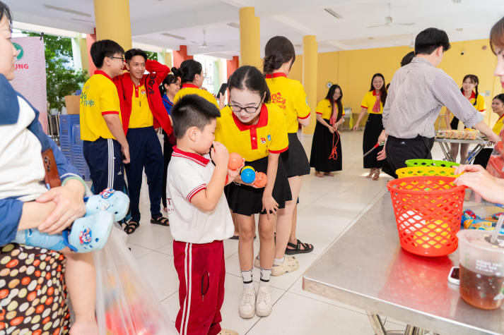 Khi mùa xuân được sẻ chia: Tuổi trẻ Khoa Tài chính - Thương mại mang Tết đến với thiếu nhi khó khăn 84