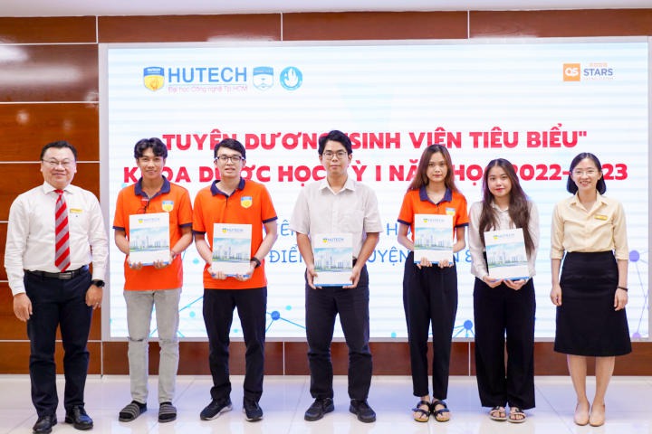 Bạn Nguyễn Hồng Đức và 40 sinh viên tiêu biểu HKI năm học 2022 - 2023 được Khoa Dược tuyên dương, khen thưởng 50