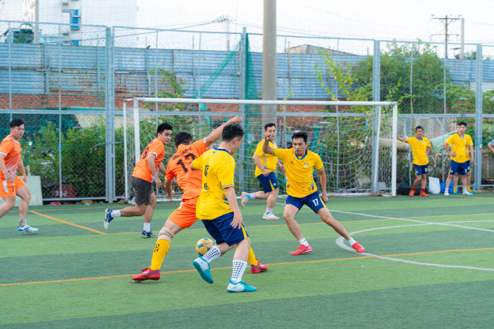 [Hội thao CB-GV-NV HUTECH 2025] Nảy lửa vòng Tứ kết bóng đá nam, 04 cái tên xuất sắc lộ diện vào Bán kết 15