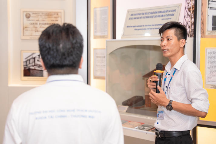 [Ảnh] Về nguồn tại Bến Nhà Rồng: Hành trình ý nghĩa của sinh viên Khoa Tài chính - Thương mại 100