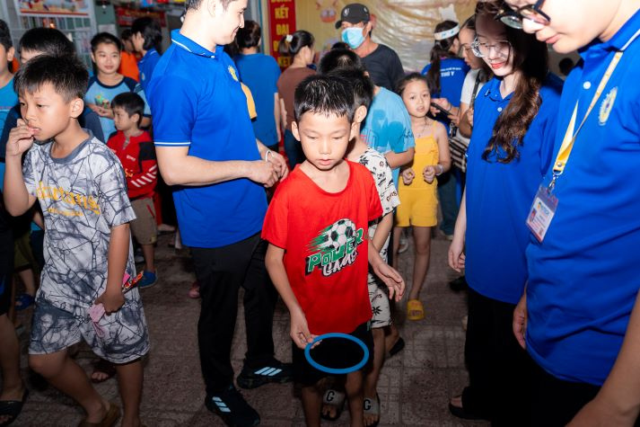 Sinh viên Khoa Thú y và hành trình thắp sáng “Vầng trăng tuổi thơ” 2025 68