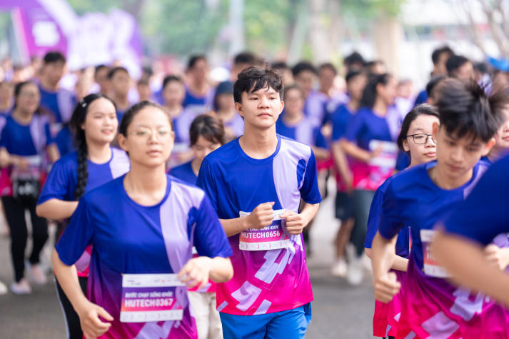Gần 1.000 vận động viên HUTECH lan tỏa yêu thương cùng Giải chạy “Bước chạy Sống khoẻ” 55