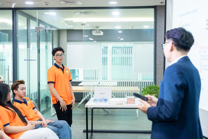 PR-ers HUTECH “chạm” môi trường doanh nghiệp tài chính tại Mirae Asset 44
