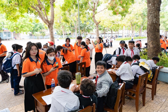 Sinh viên ngành Tâm lý học HUTECH về Cần Thơ trò chuyện cùng teen Trường THCS Thới Long 63