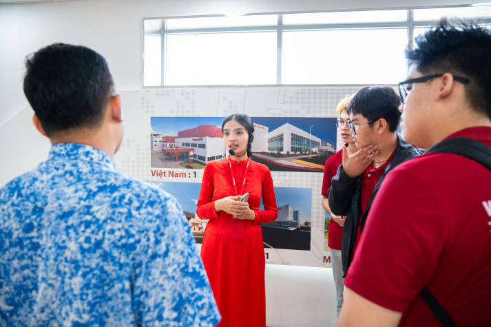 Sinh viên Viện Kỹ thuật tìm hiểu quy trình tự động hóa tại Nhà máy Yakult Việt Nam 11