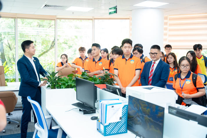 [Video] Sinh viên Công nghệ tài chính HUTECH trải nghiệm thực tế chuyển đổi số tại Eximbank 81