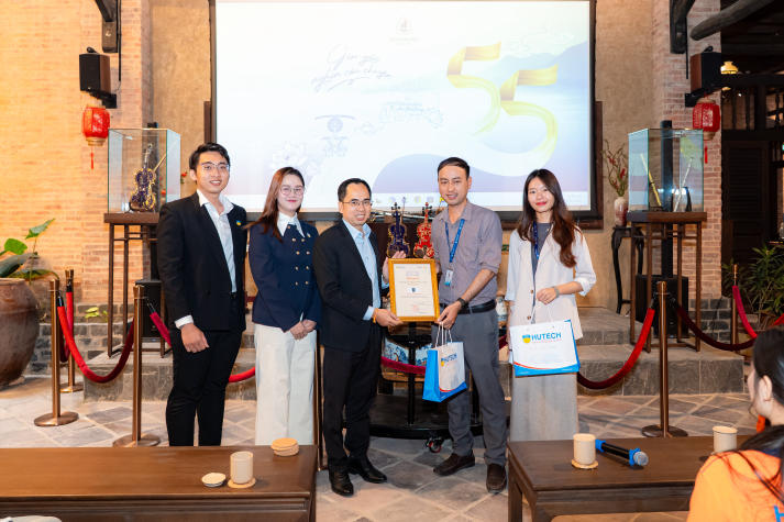 Học kể câu chuyện thương hiệu từ di sản: Sinh viên HUTECH trải nghiệm thực tế tại Gốm sứ Minh Long 13