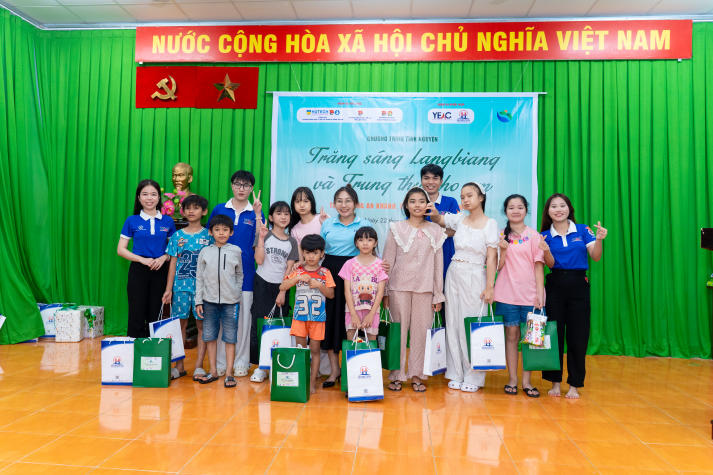 Sinh viên HUTECH mang Trung thu ấm áp đến với thiếu nhi phường An Khánh 124