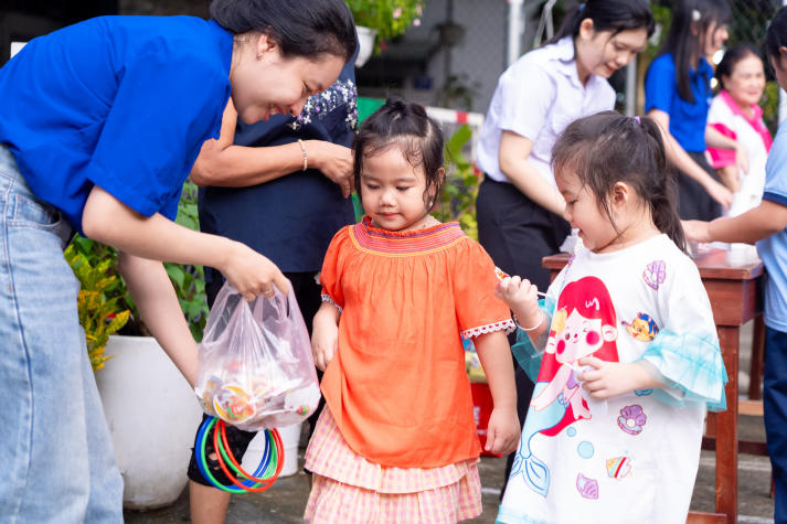 Thắp đèn Trung thu, trao yêu thương đến thiếu nhi Thạnh Mỹ Tây cùng sinh viên Khoa Nhật Bản học 23