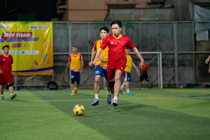 [Hội thao CB-GV-NV HUTECH 2025]: Bóng đá nam xác định hai đội tranh ngôi vô địch 94