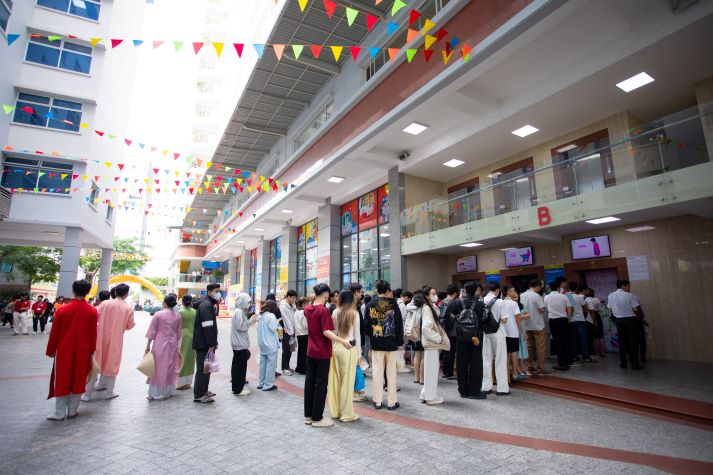 [Video] Ngày đầu năm học 2025-2026 tại HUTECH: Hào hứng, rộn ràng và đầy kỳ vọng 53