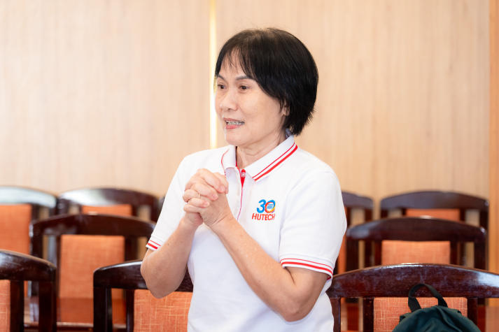 Sinh viên Viện Khoa học Ứng dụng tiếp cận công nghệ IoT trong nuôi trồng nấm và rau sạch