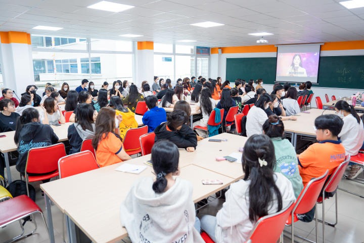Sinh viên Khoa Hàn Quốc học thích thú “Đối mặt với AI - Tương lai của nghề biên phiên dịch” 92