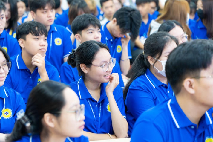 Tân sinh viên Khoa Thú y - Chăn nuôi nâng cao nhận thức về an toàn thực hành phòng thí nghiệm 80