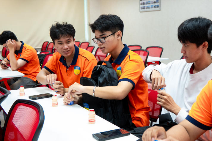 Sinh viên Viện Kỹ thuật tìm hiểu quy trình tự động hóa tại Nhà máy Yakult Việt Nam 82