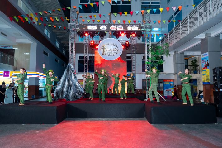 Biến đồ án tốt nghiệp thành sân khấu thực cảnh, sinh viên Quản trị sự kiện kể chuyện Việt bằng cảm xúc 8