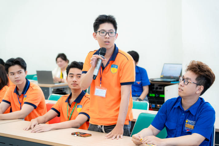 Sinh viên Công nghệ thông tin khai phá kỹ năng giao tiếp cùng MC Vũ Mạnh Cường 44