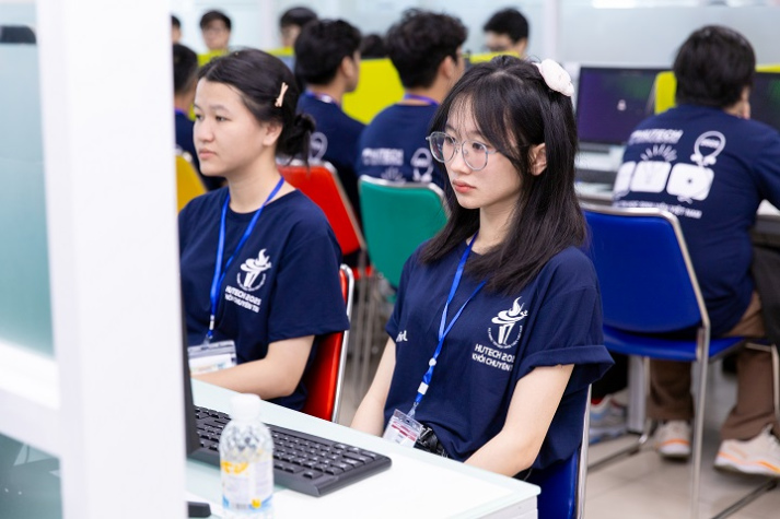 [Ảnh] Gần 1000 thí sinh bước vào chuỗi thử thách công nghệ tại OLP’25, OlpAI’25, Procon’25 và ICPC Asia HCMC 2025 72