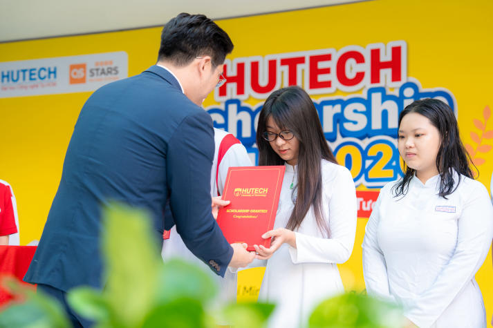 [Ảnh] HUTECH Scholarship Tour 2026 “phủ sóng” học bổng xuyên Việt,  tiếp sức sĩ tử chạm tương lai 50