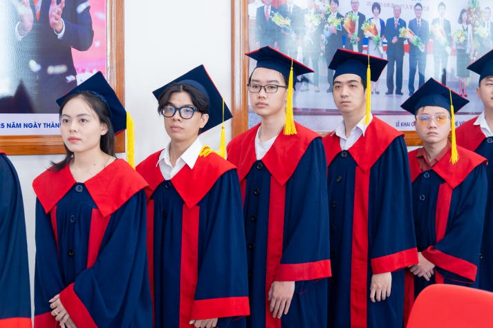 [Video] Over 400 HUTECH Masters and Bachelors of International and Transnational programs excitedly attend their graduation ceremony 41