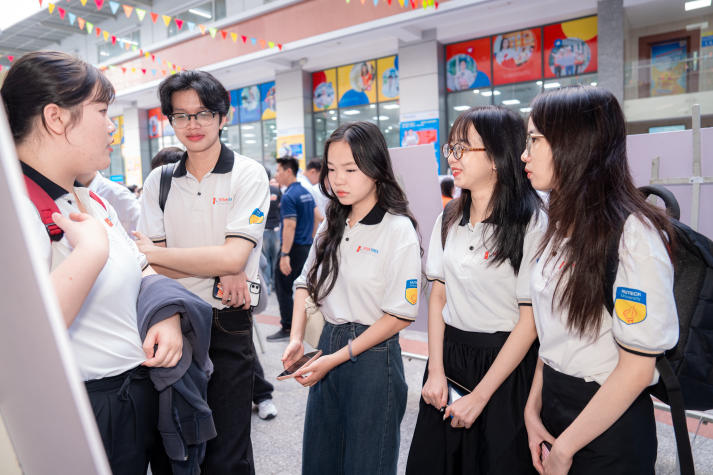 [Video] Hơn 77 dự án của sinh viên VKIT “đổ bộ” triển lãm poster với nhiều ý tưởng chạm thực tiễn 39