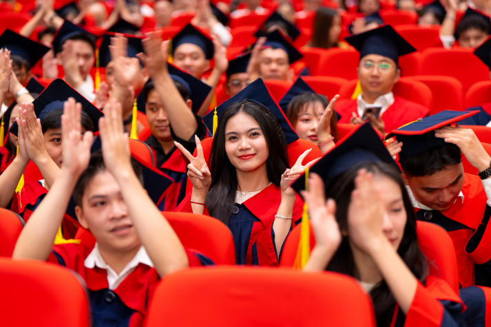 Tự hào khoác áo cử nhân, sinh viên HUTECH viết tiếp hành trình tương lai 8