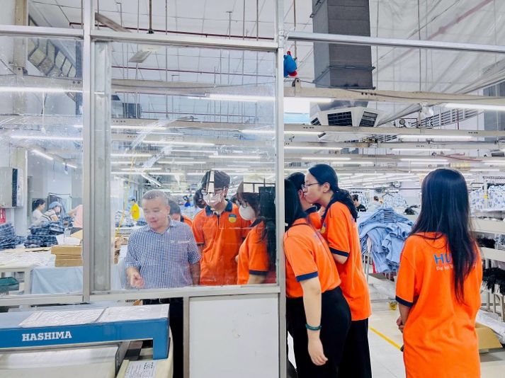 “Check-in” Công ty CP May Việt Thắng, sinh viên Khoa Kiến trúc - Mỹ thuật học hỏi công nghệ sản xuất thời trang 40