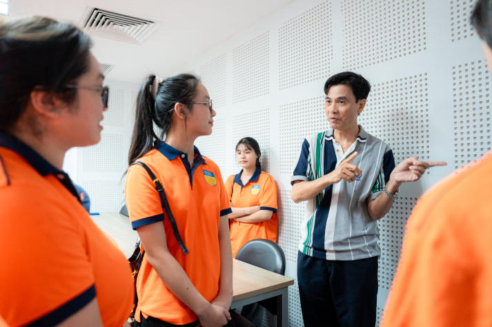 Sinh viên Quan hệ công chúng “bước vào hậu trường” sản xuất chương trình truyền hình trực tiếp tại HTV 70