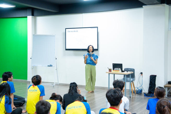 Sinh viên Khoa Truyền thông & Thiết kế học cách kiểm soát stress bằng Yoga cùng chuyên gia 35