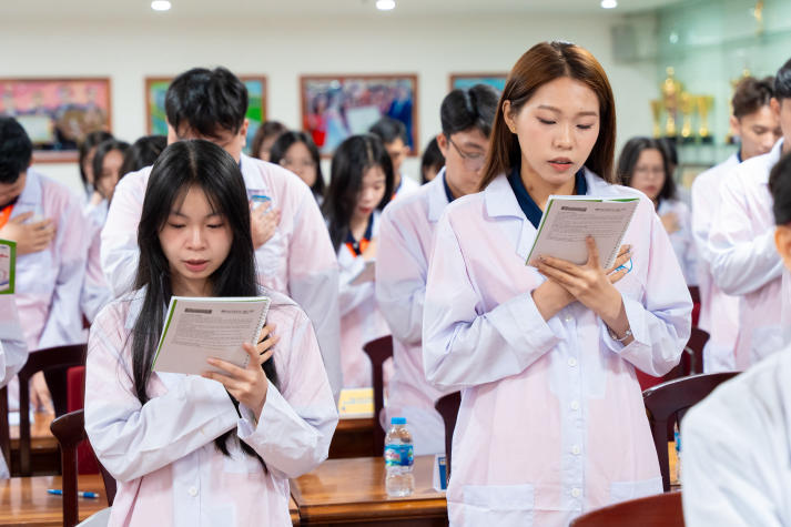 [Video] Dấu ấn đầu đời Blouse trắng: Tân sinh viên Khoa Dược chính thức bước vào hành trình mới 57